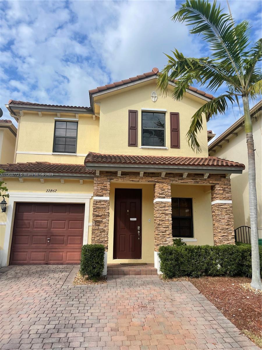 Beautiful Coach Home at Islands at Bayshore, 3 bedrooms upstairs, 2 1/2 bathrooms,kitchen with stainless steel appliances, tile throughout firstfloor, carpet on 2nd floor, big paved patio, clubhouse with gym and huge swimming pool, easy to show