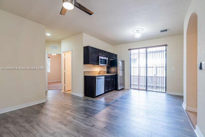 Guest Suite
Living/Dining Area