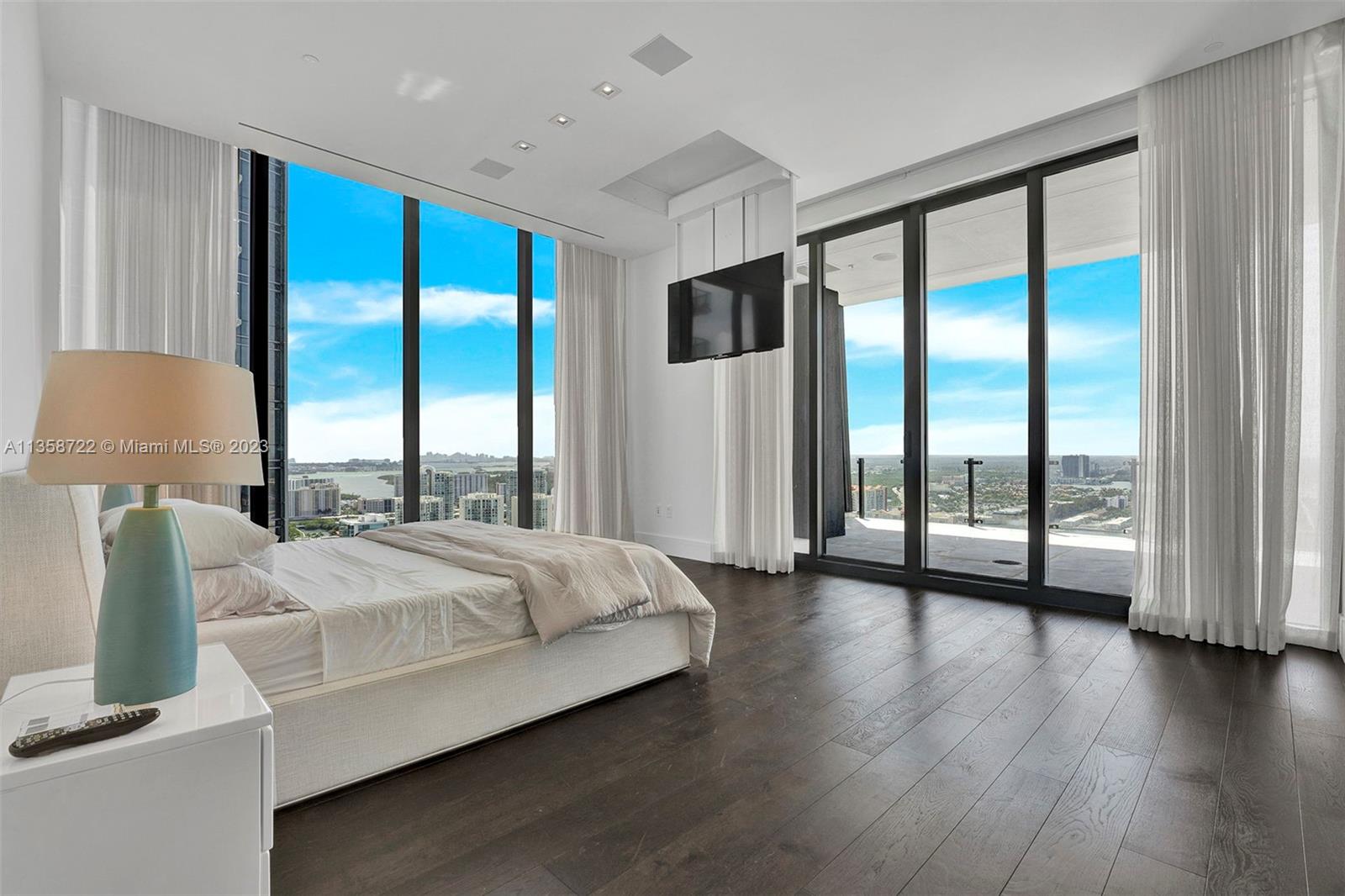 Principal Bedroom, tv opens and closes in ceiling