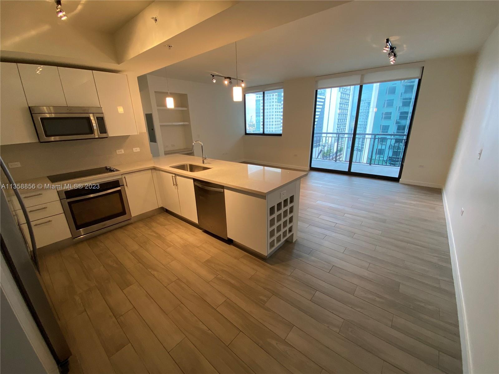 "Nine at Brickell" most desirable location in the heart of Brickell. Ultra modern apartment, tiled throughout, amazing kitchen, corner apartment, full of windows and filled with natural light! Great investment! OK to lease right away, min. 30 days lease and up to 12 leases per year.