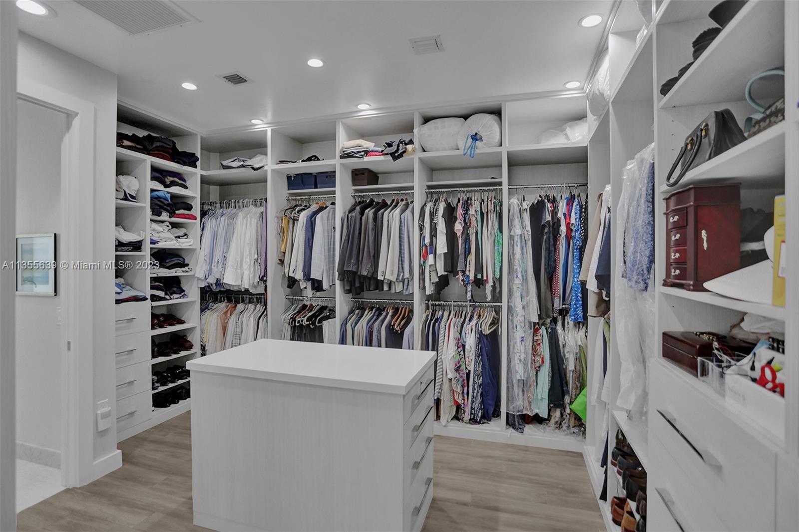 Master Bedroom Walking Closet