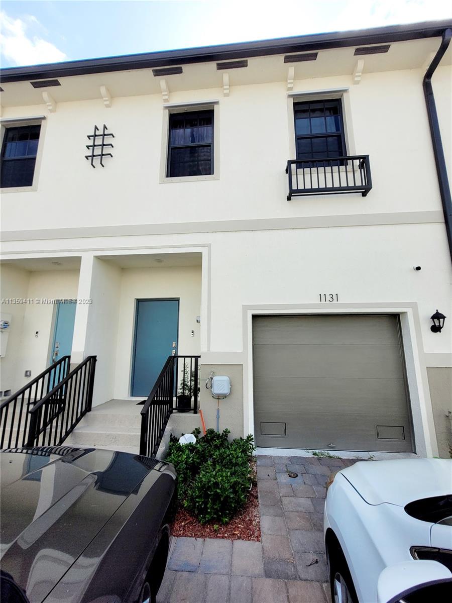Beautiful new townhouse with 3 bedrooms and 2.5 bathrooms. On the first floor you will find the common areas of the house, kitchen and living room. The spacious bedrooms are upstairs and the laundry area. Come and visit this beautiful property now, it will not last.