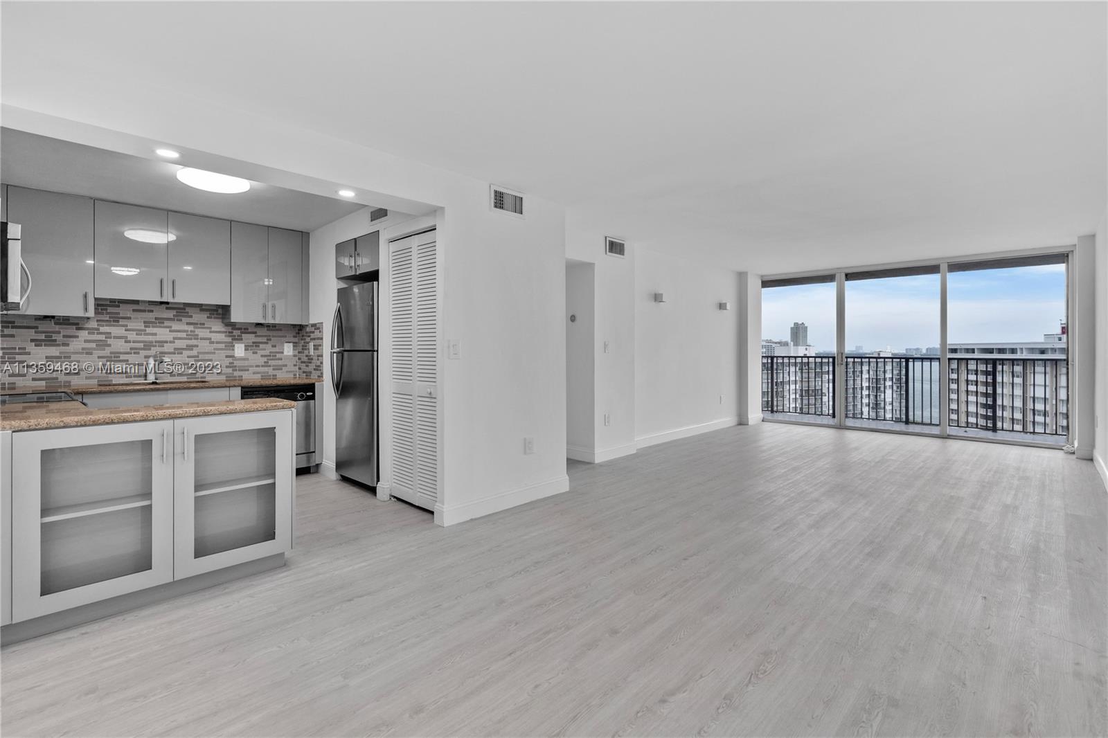 Amazing water views of Biscayne Bay from this beautiful 2 bed/2 bath remodeled unit in the heart of Brickell! Quiet street in the middle of the Financial District, metro mover, train station and many restaurants within walking distance. Building amenities include fitness center, tennis courts, kids playground, party room, swimming pool.