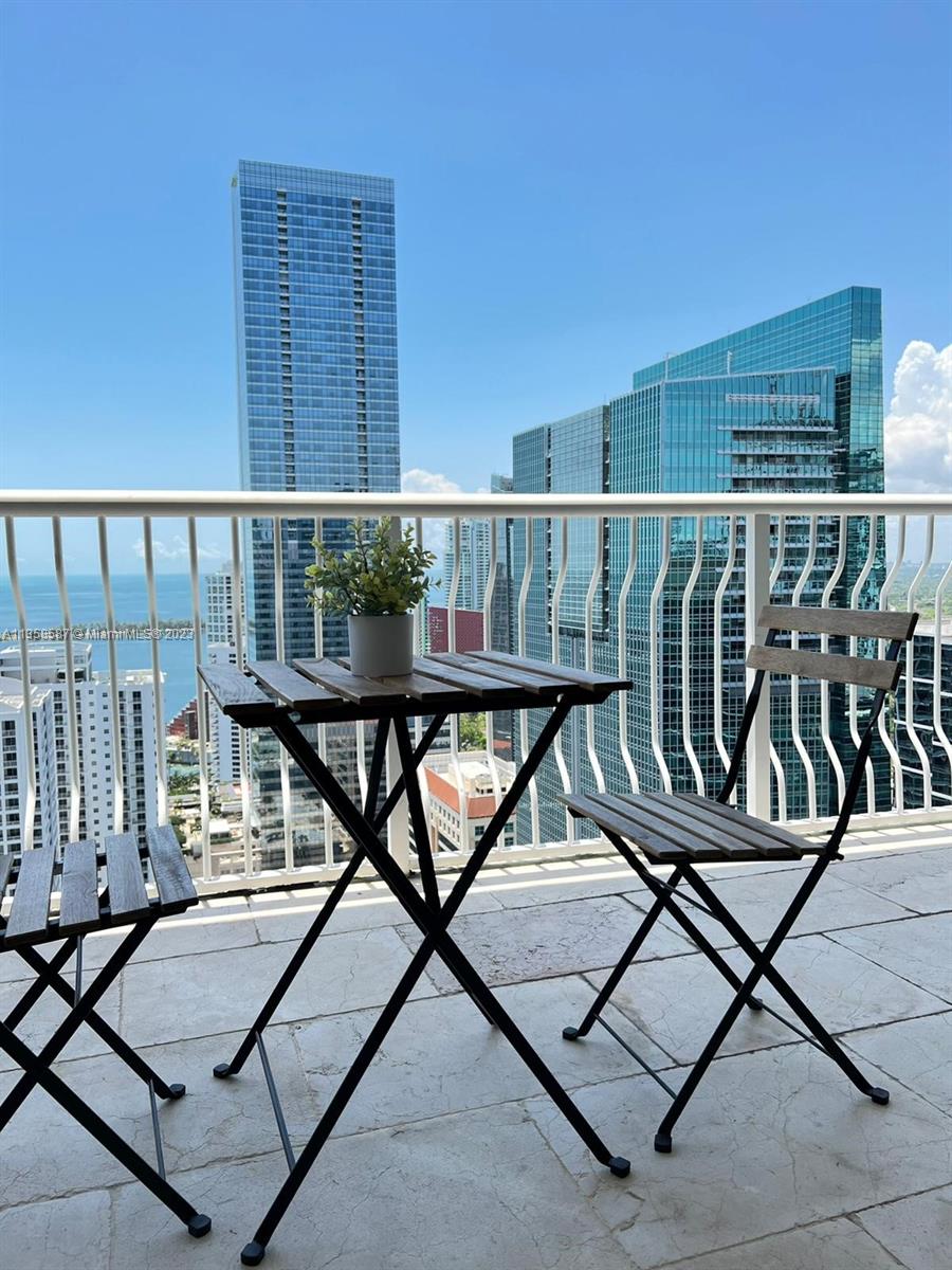 Excellent condo! 1 bedroom / 1 bath in the heart of brickell. Located just minutes away from the beach, river of Miami, with amazing bay views. Live the urban lifestyle. Easy to show. No pets!Great for investors !!! New A/C (10 years warranty)! Sold with furniture.