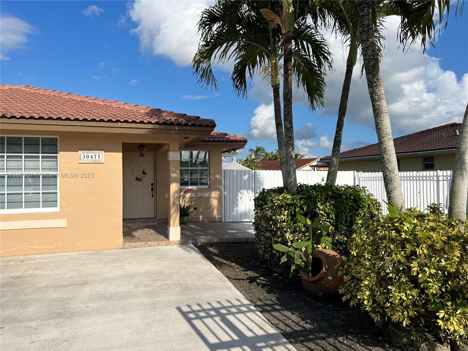 INCREDIBLE OPPORTUNITY, GOOD CONDITION, FULL OF LIGHT, WITH METAL FENCE, LOT OF 7000.  NEAR A BUS STATION AND MAYOR ROADS, VERY MOTIVATED SELLER.