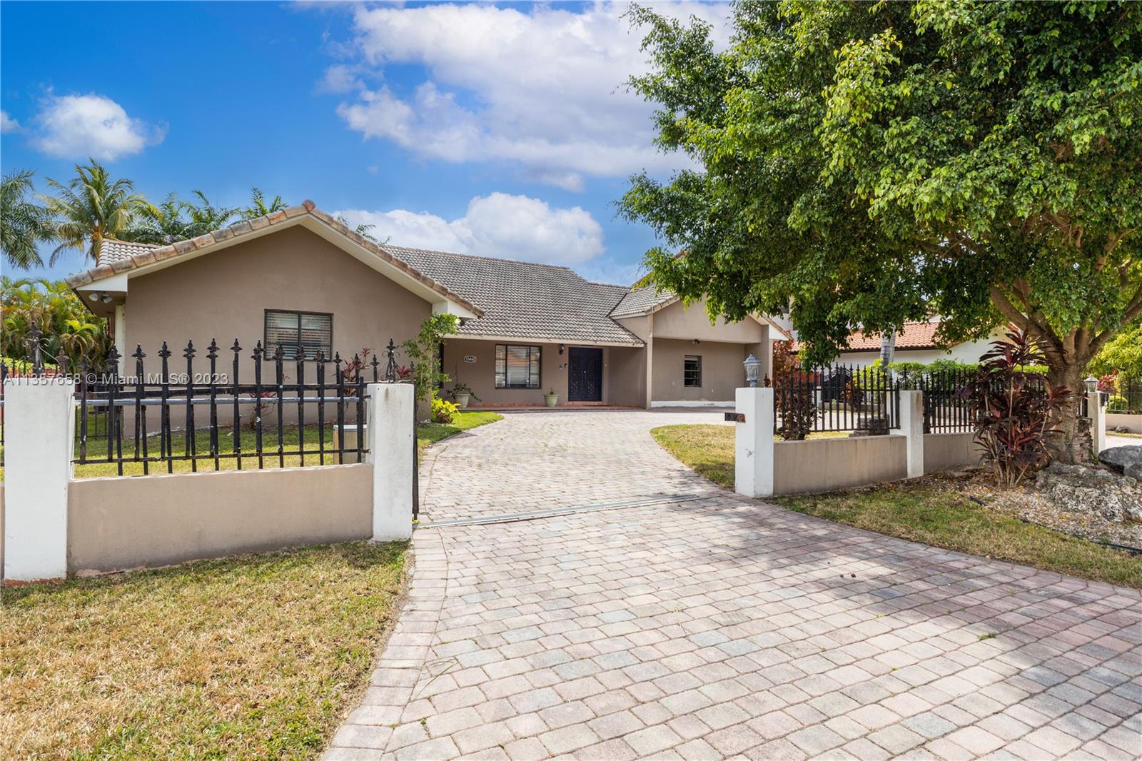 10460 NW 131st St, Hialeah Gardens, FL 33018