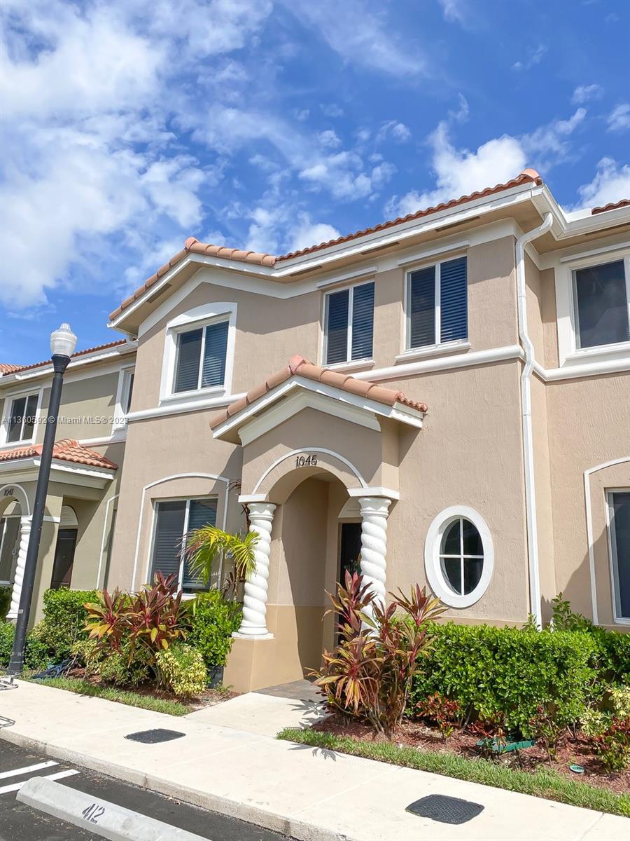 4 bedrooms 3 bathroom at Towns at Seascape, gated community by D.R. Horton. Community Pool and Barbecue area, parking. Easy access to US-1, Florida's Turnpike, Florida Keys.