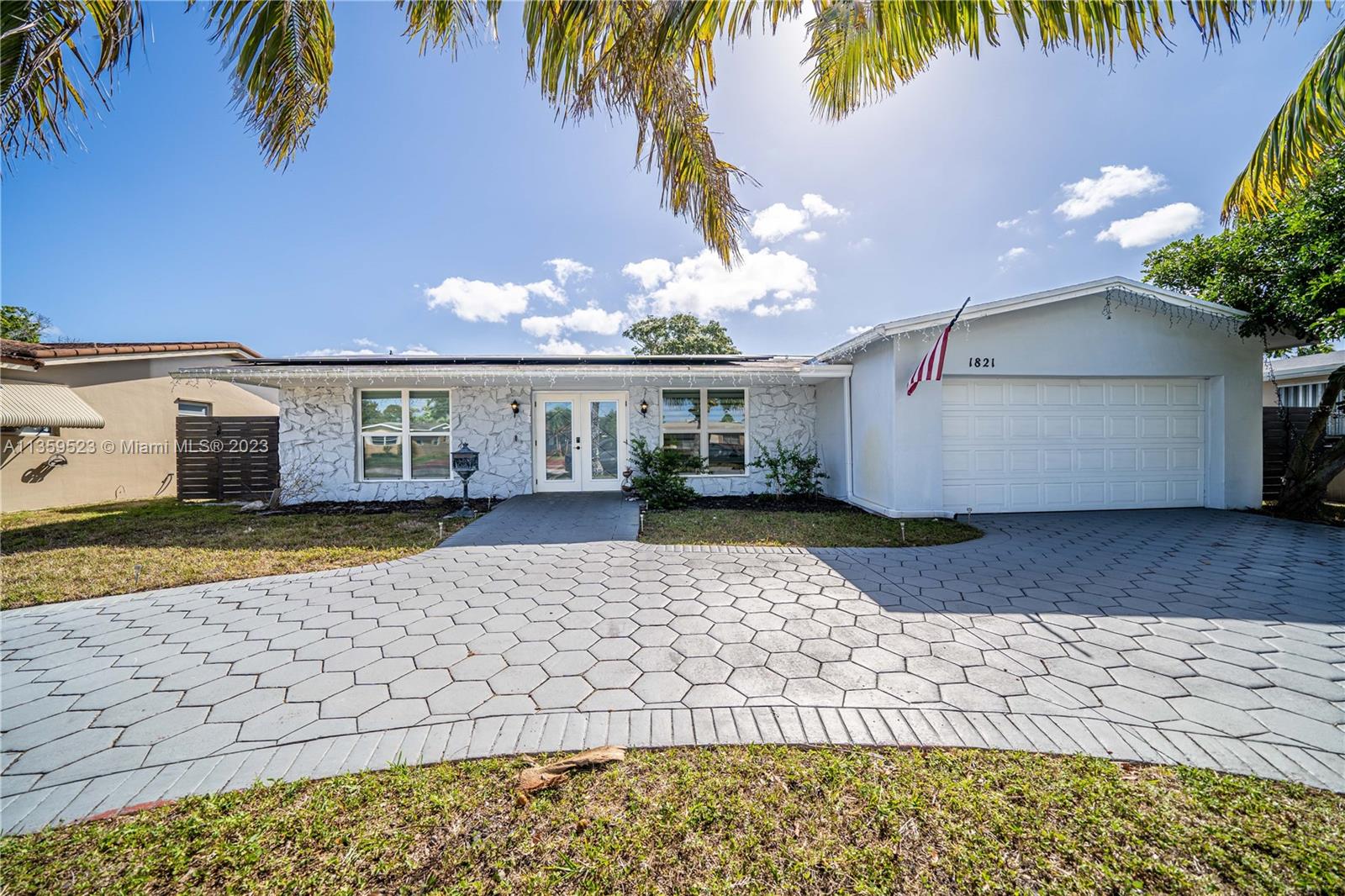 1821 N 55th Ave  For Sale A11359523, FL