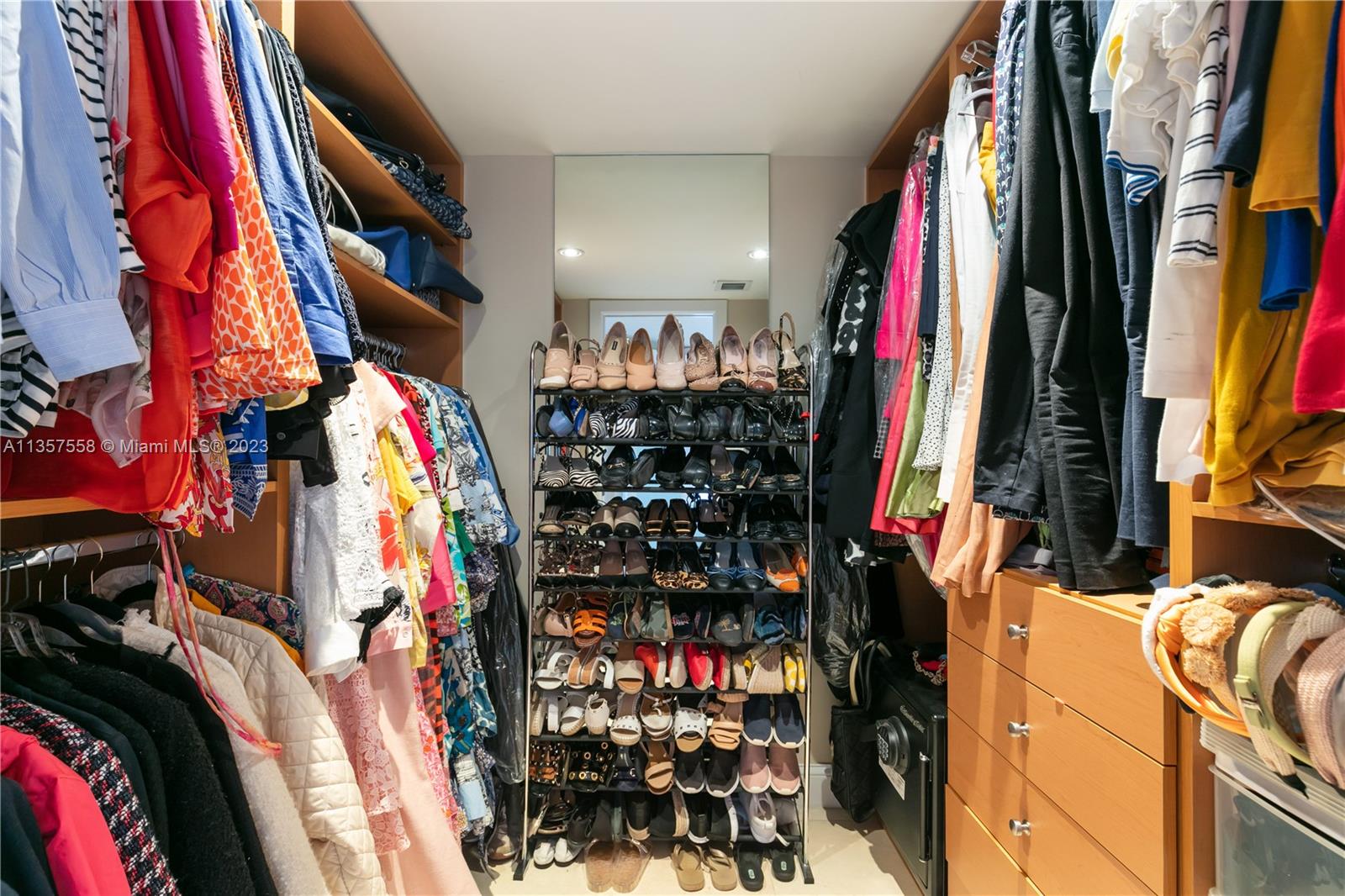 Master Walk-IN Closet