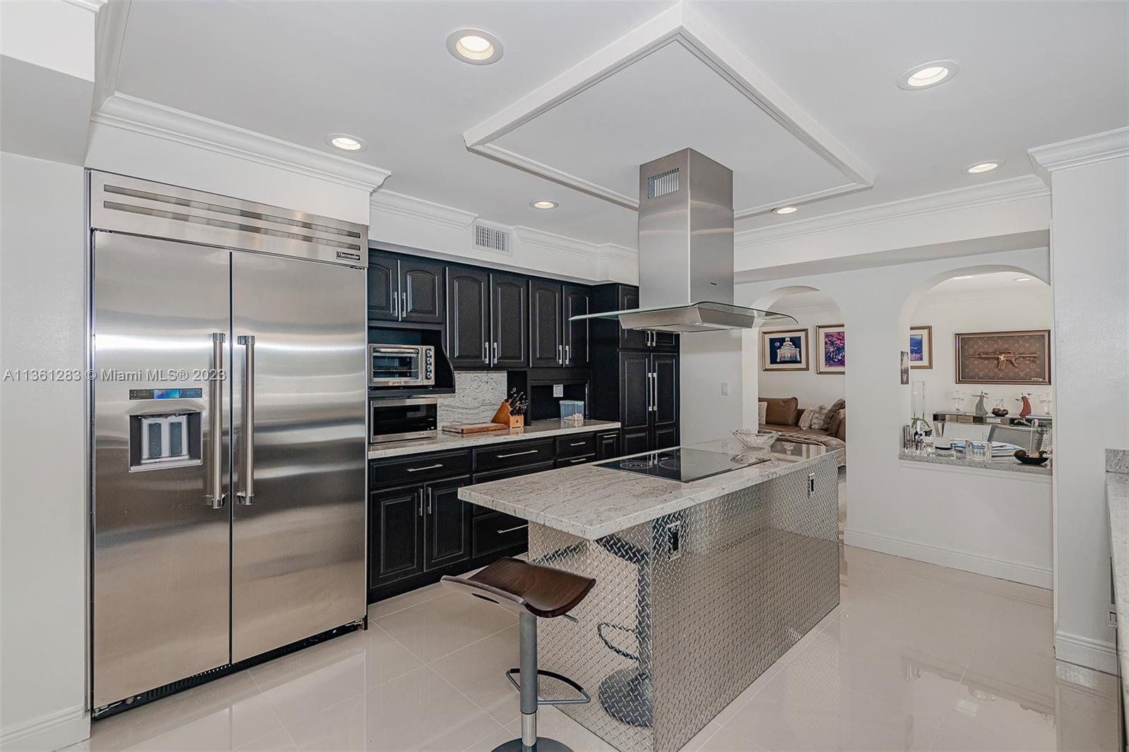 FOYER ENTRY WITH 25' CEILINGS