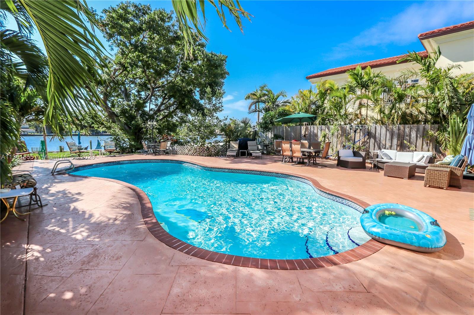 936 N Northlake Dr, Hollywood, FL 33019