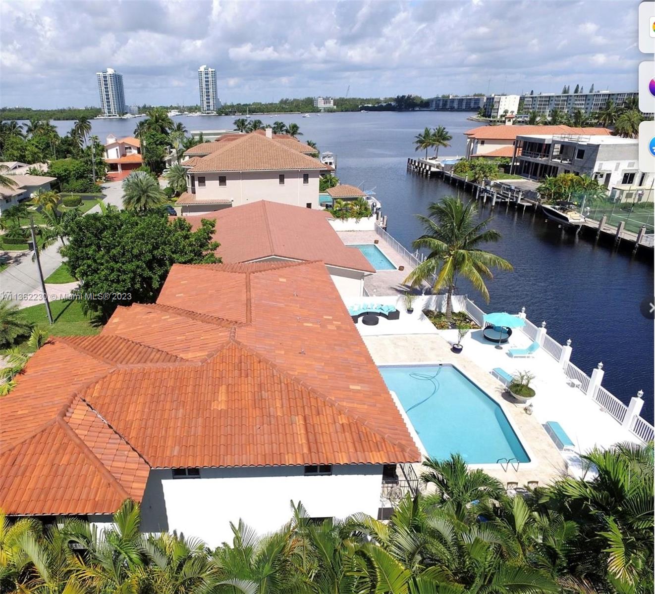 5 HOUSES FROM THE OPEN BAY