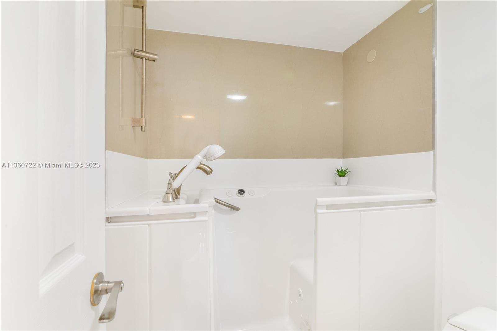 Listing Photo 12