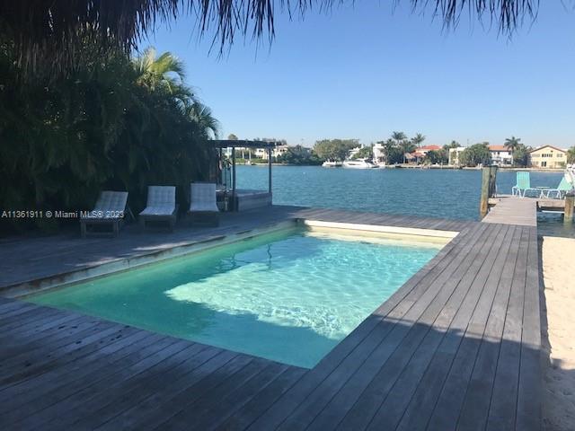 Boat lovers, this is a very charming house, with heated pool and private sand beach. Easy to show. On the bay and walking distance to the beach.