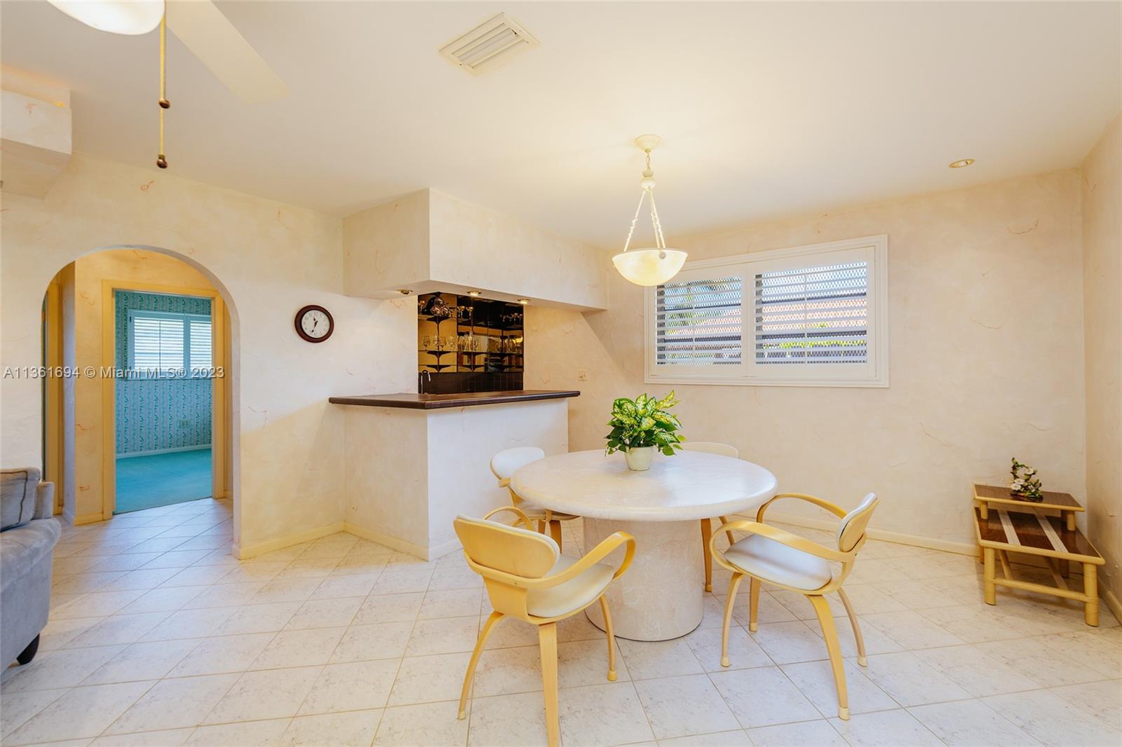 wet bar in adjacent to great room and kitchen
