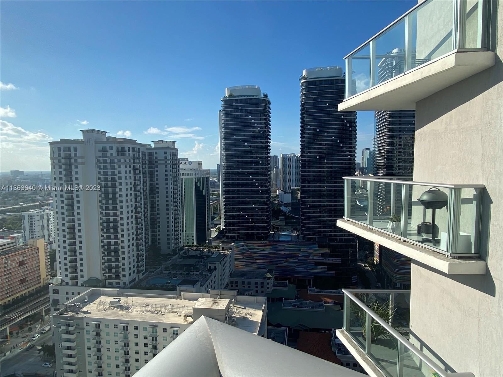Great studio  in newer building, enjoy the wonderful Brickell area, walking distance to all the entertainment. Amazing large balcony!! Amenities include a roof top pool, fitness center, movie theater, kids playroom.