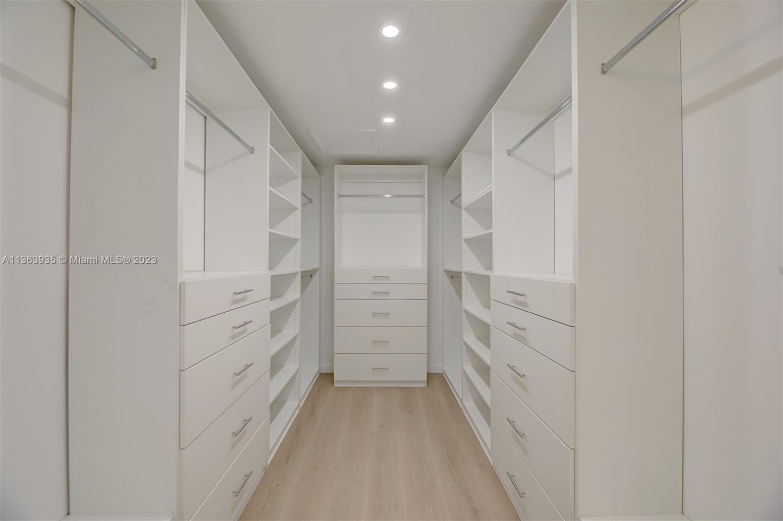 Master Walking Closet