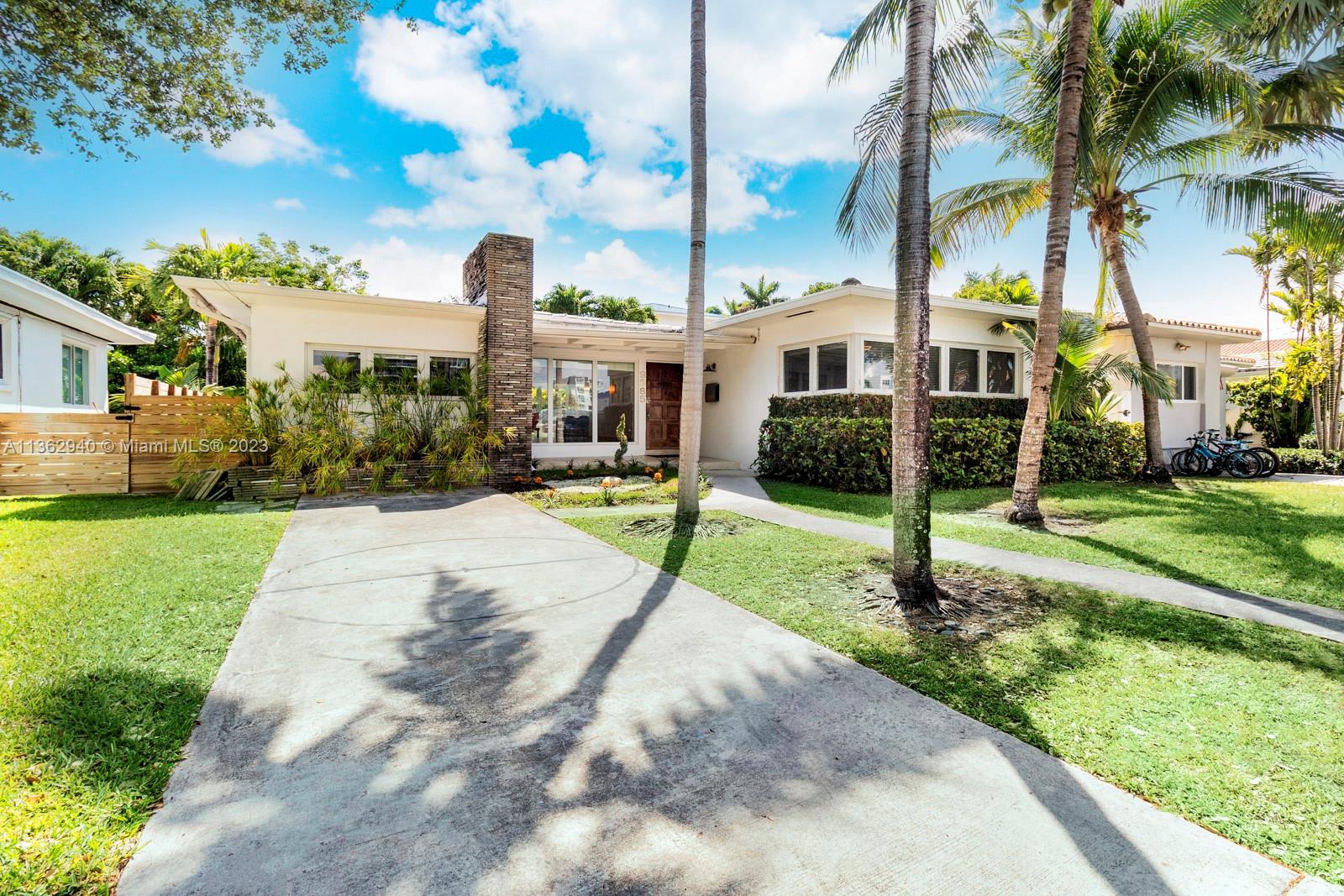 9565  Bay Dr  For Sale A11362940, FL