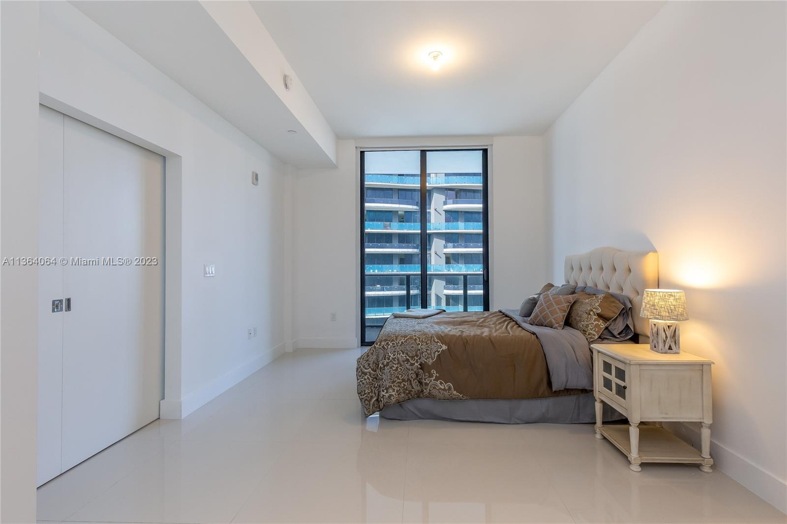 Experience luxury living at 1010 Brickell with this incredible 1Bed/1.5Bath unit. The glass façade and curvilinear profile of the iconic 50-story tower create a stunning backdrop for the open-concept floor plan, expansive private balcony, and floor-to-ceiling windows that fill the space with natural light. The European kitchen cabinetry, top-of-the-line Smeg appliances, and under-cabinet lighting add elegance and intimacy. The building's unparalleled amenities include a state-of-the-art gym, basketball court, two-story private club, indoor and top-floor pool, kids and teenagers' room, spa facility with treatment rooms, and sauna. This unit is a must-see for luxury living near Brickell City Centre and Mary Brickell Village.