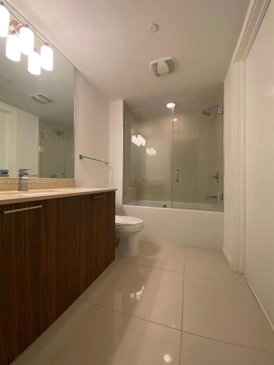 2ND   BATHROOM (J&J)