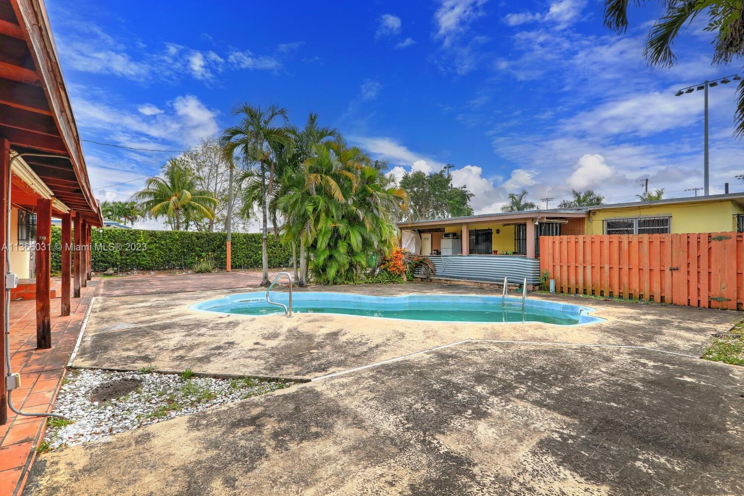 Pool between the front and rear units.