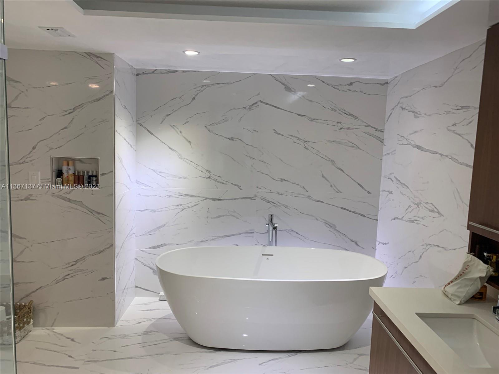 Gorgeous tub