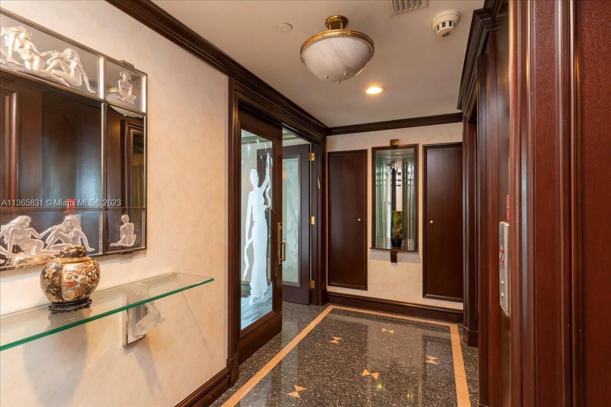 Private elevator foyer entry