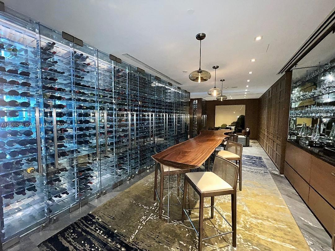 Wine Lounge (+1 wine Locker)