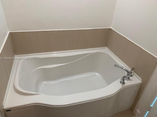 Junior Suite Bath (1)