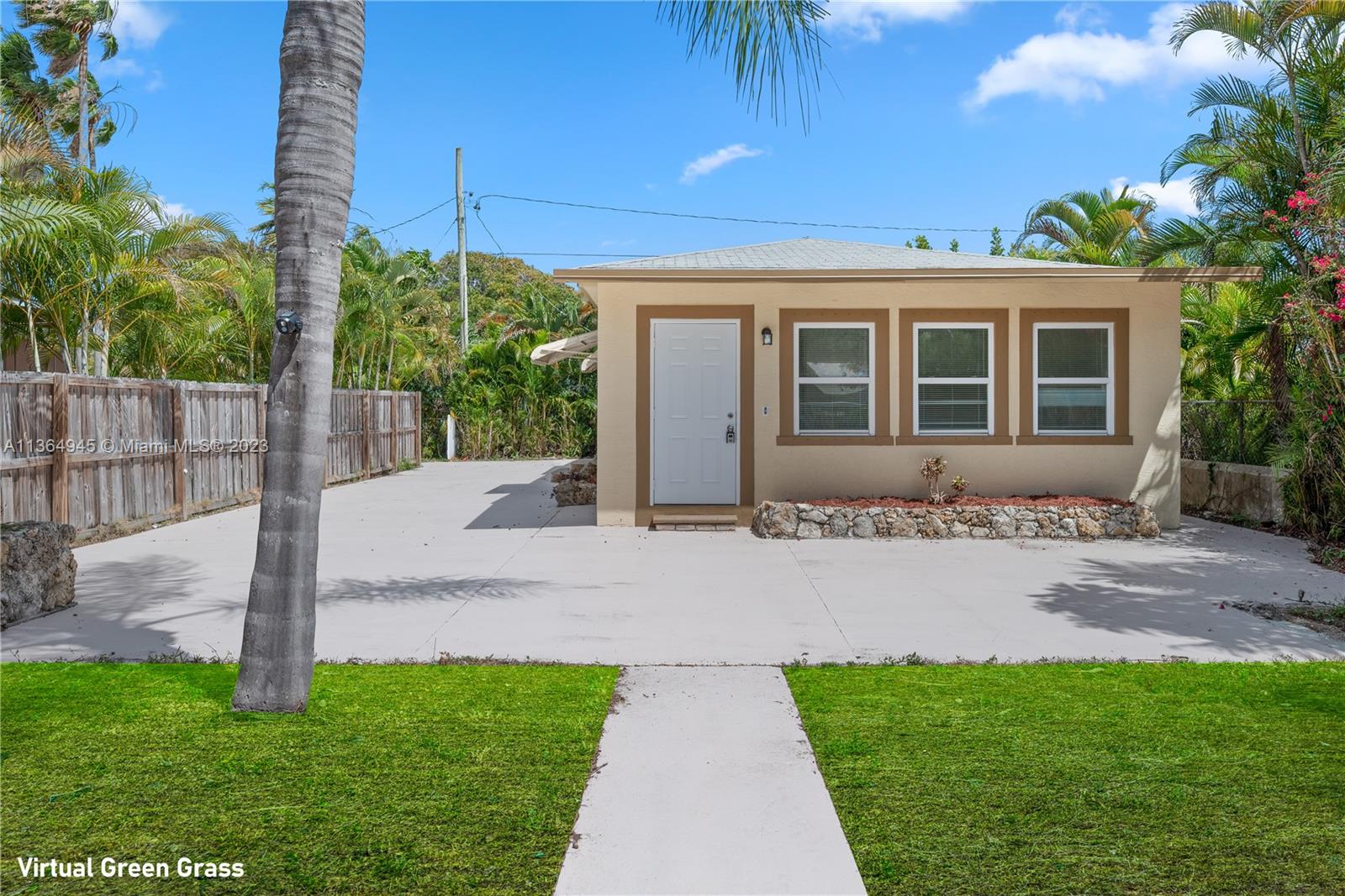 135 Hawthorne Dr, Lake Park, FL 33403