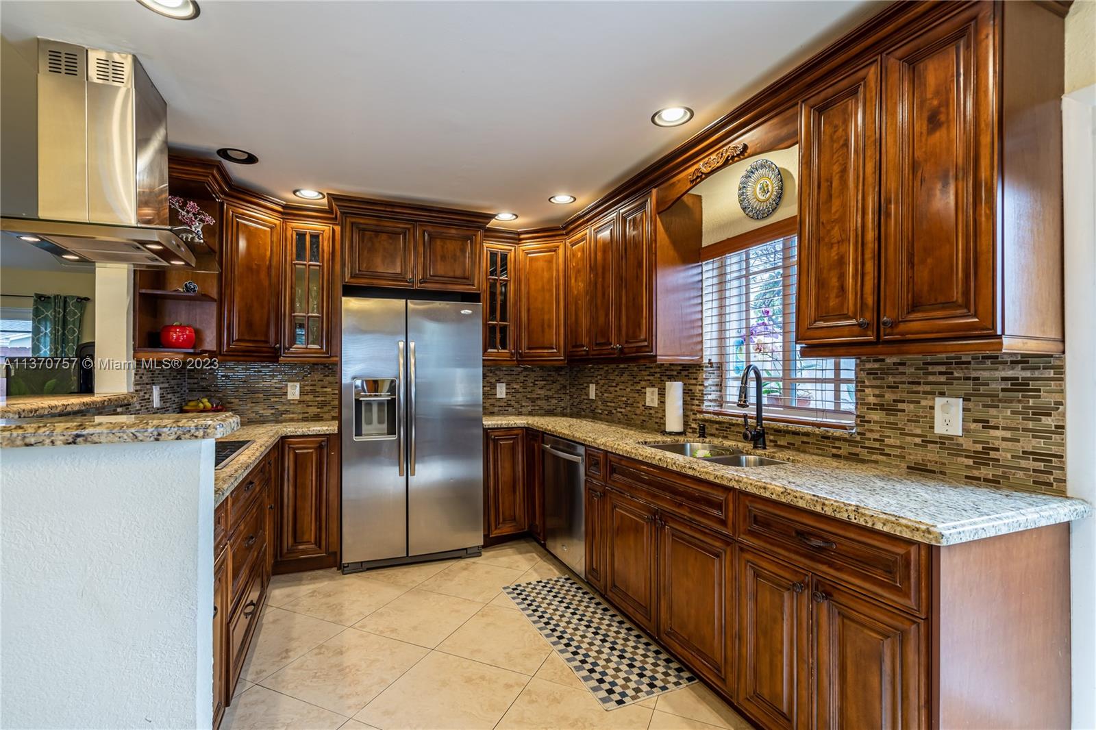 Wood cabinets
Granite Counter Tops