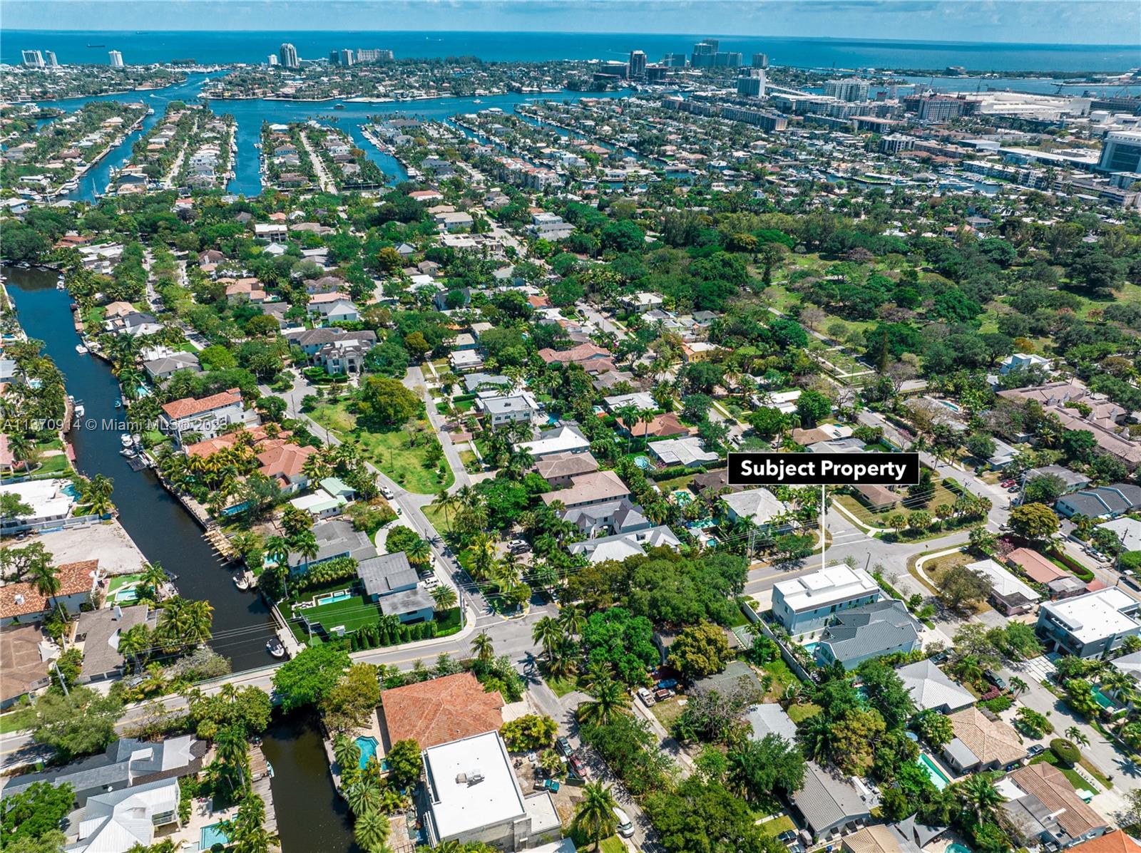 Nearby canals, short drive to Las Olas & the beach