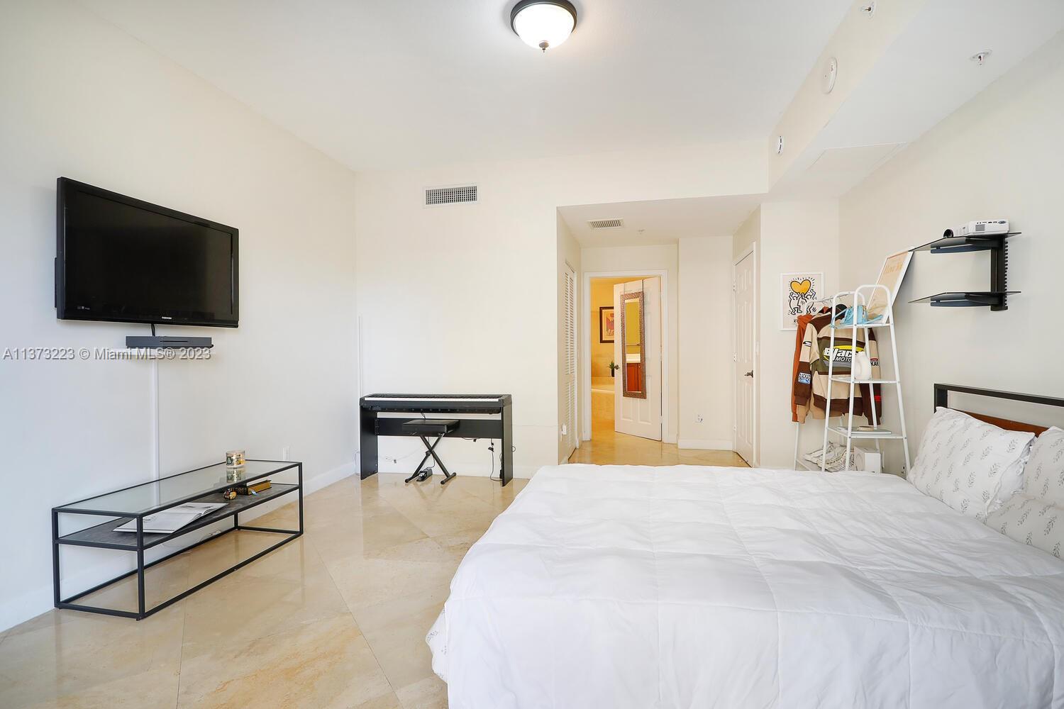 Main bedroom with ensuite bath.