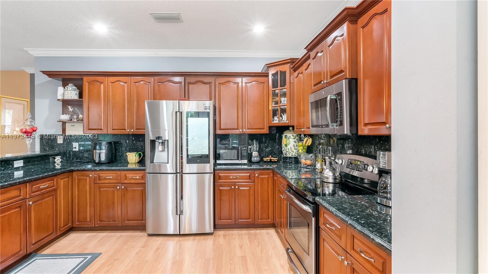 GRANITE COUNTERTOPS WITH WOOD CABINETS