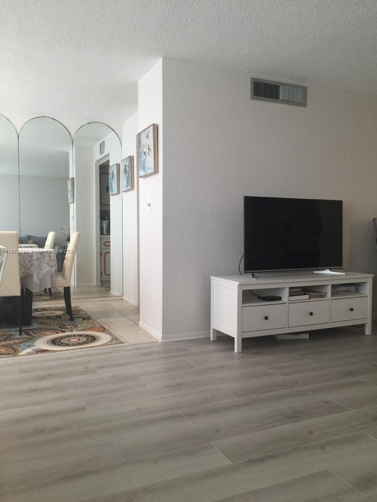 Photo 2 of Winston Towers 200 Apt 406 in Sunny Isles Beach - MLS A11372784