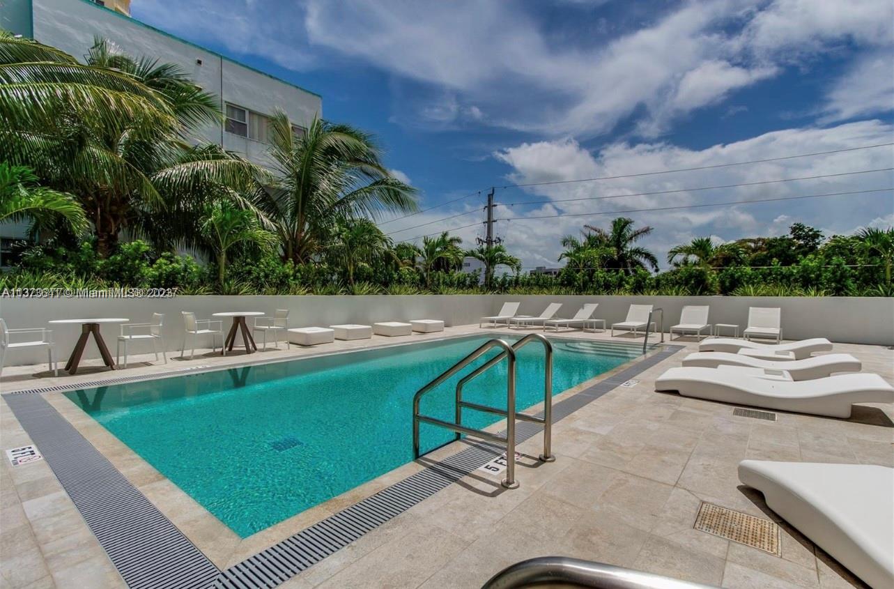 Mezzanine level pool