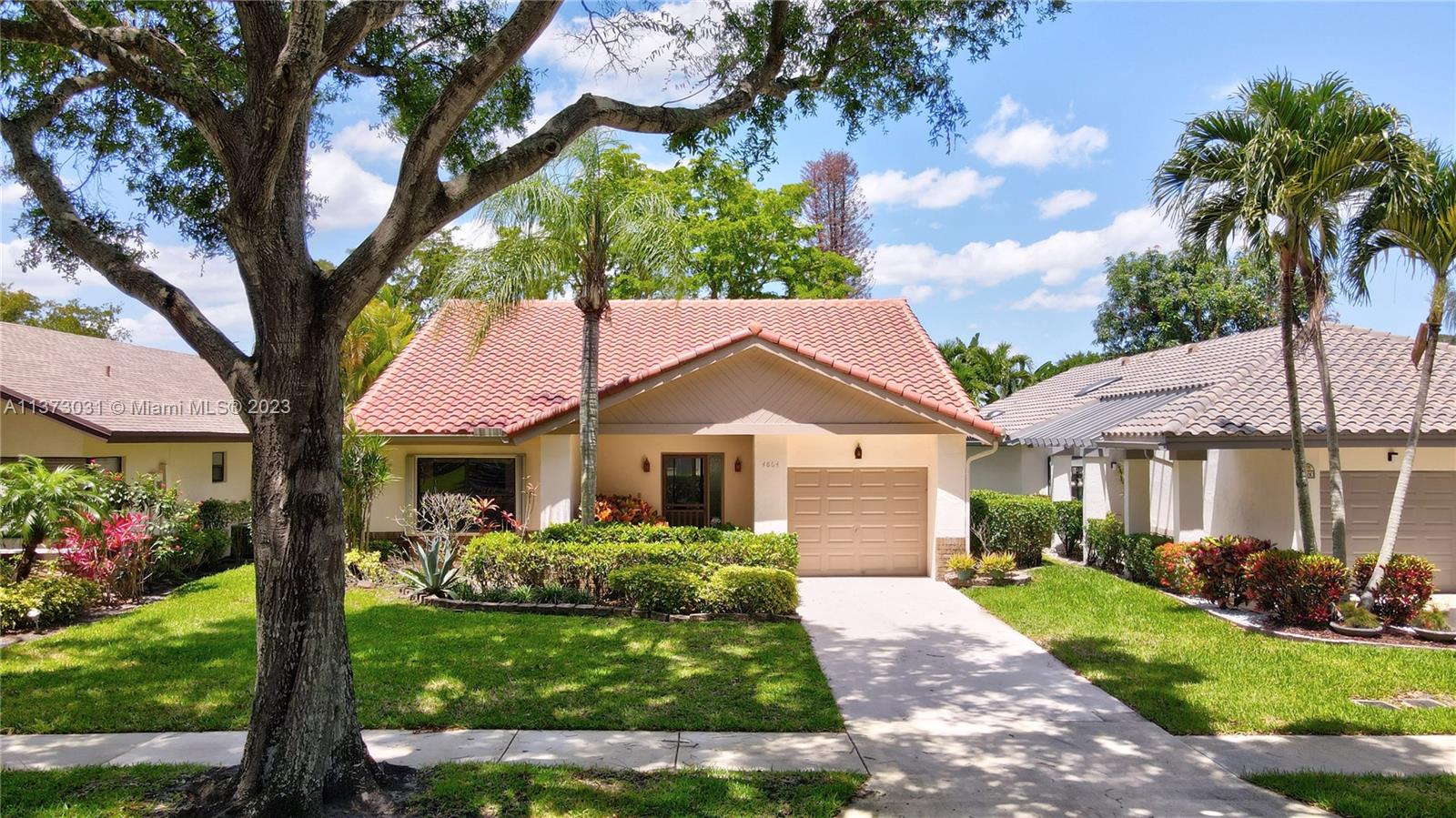 4864 Boxwood Cir