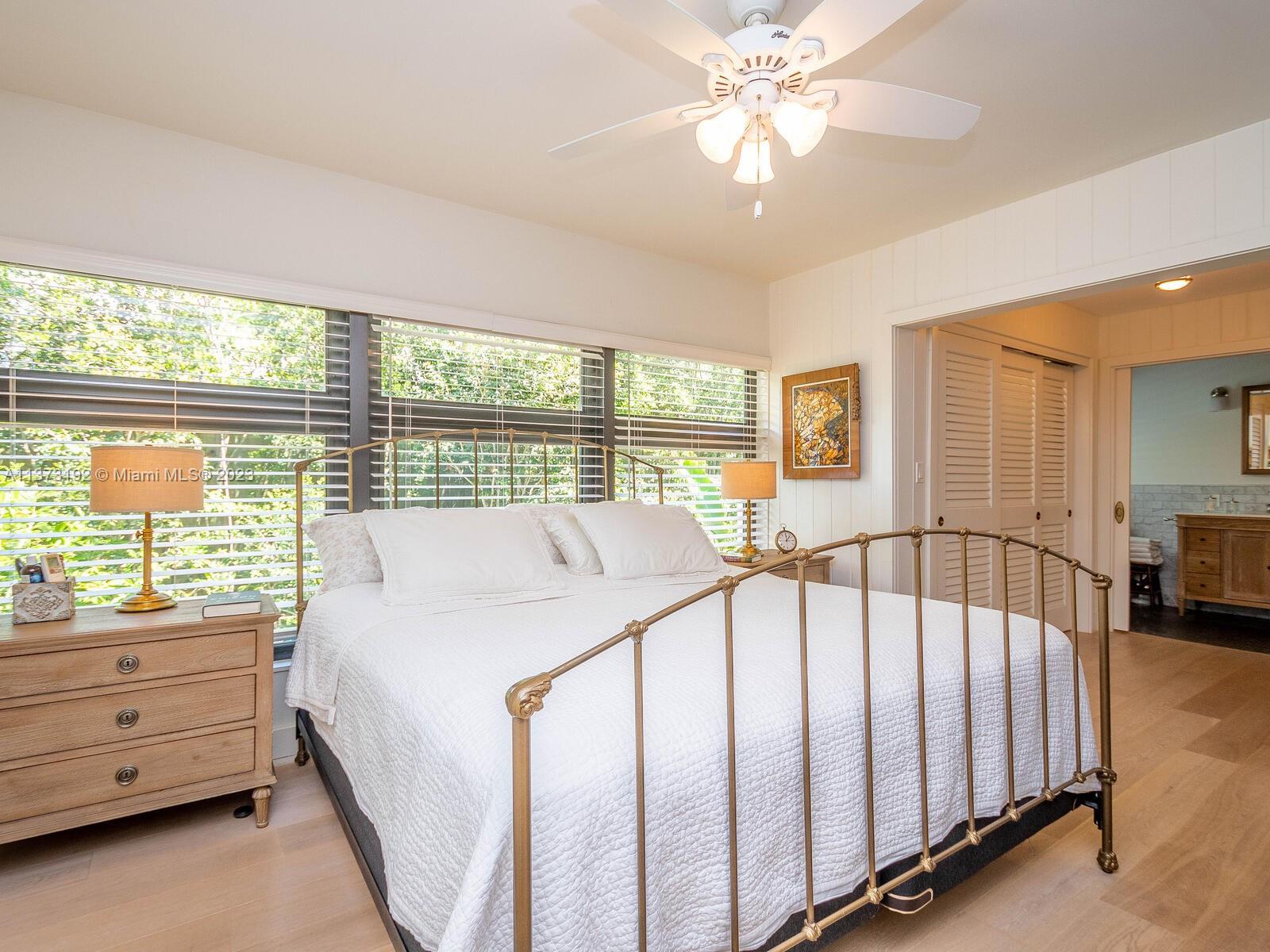 Spacious main bedroom with en-ensuite bathroom