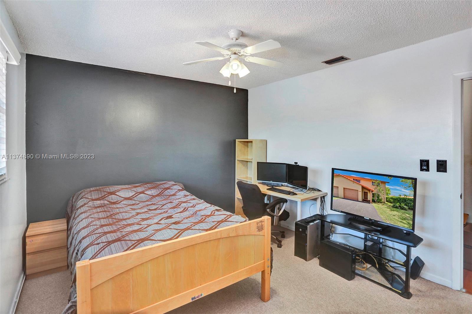 The second  bedroom upstairs.