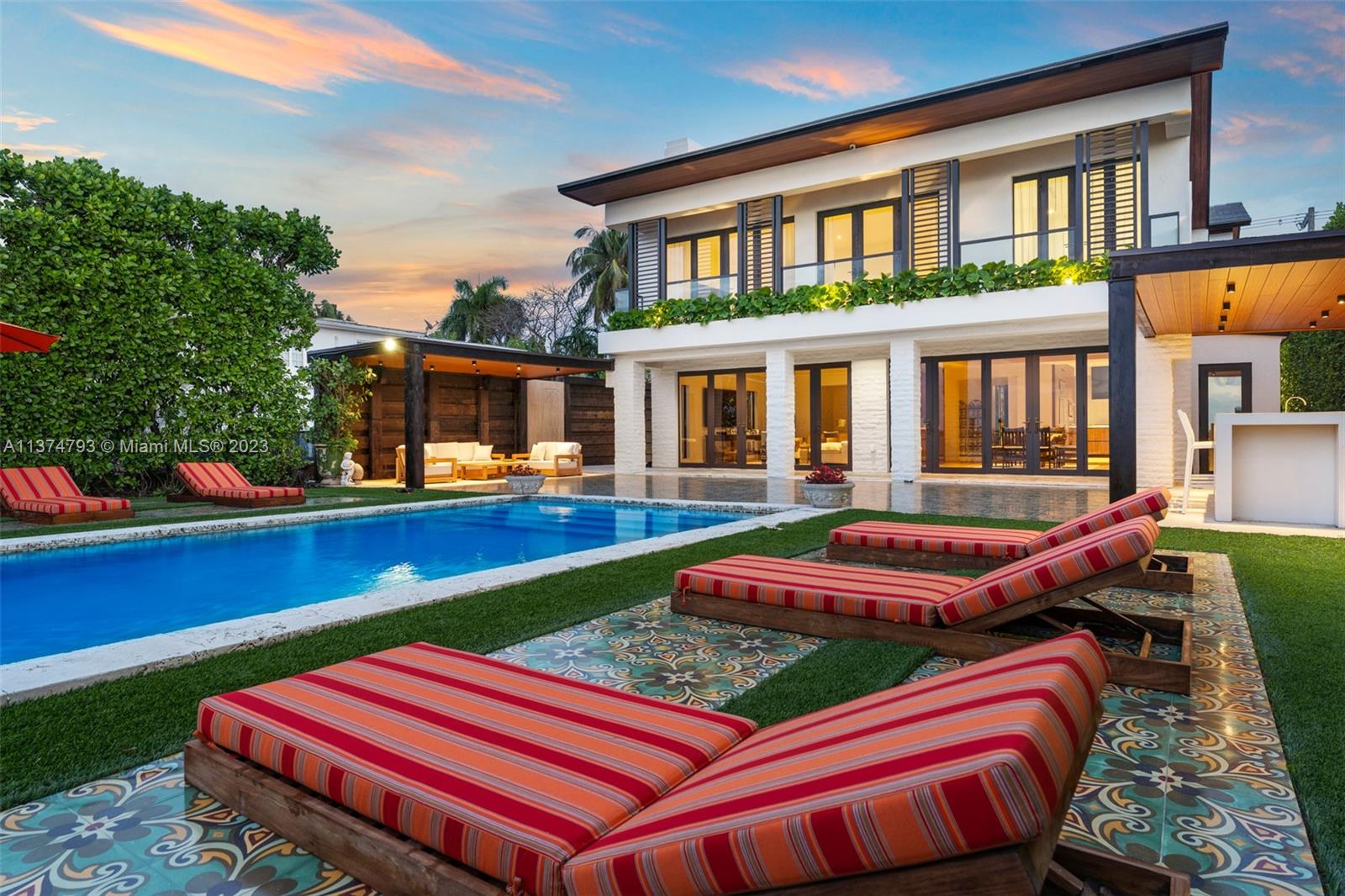 1277 N Venetian Way, Miami Beach, FL 33139