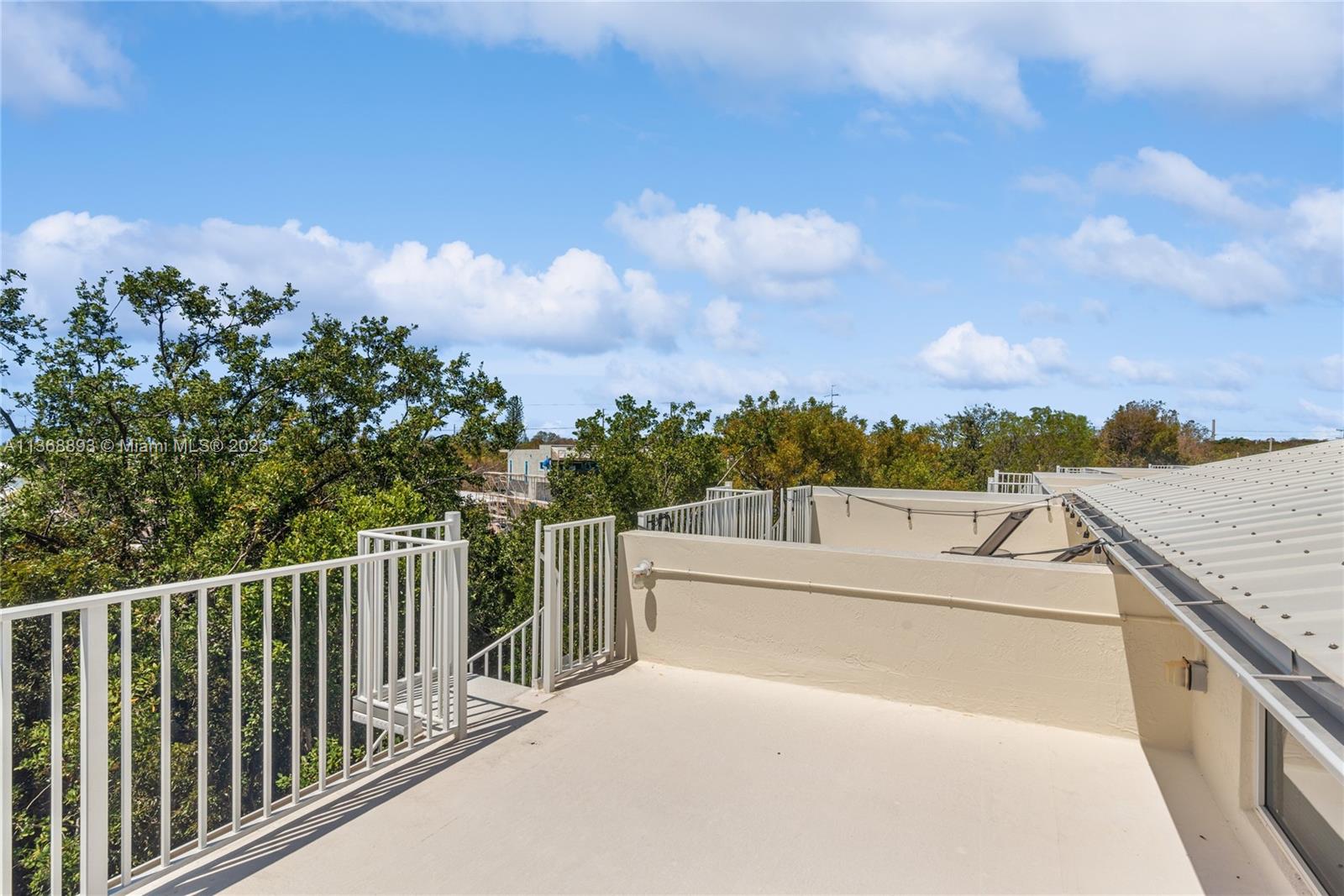 Catch some rays or enjoy a BBQ/picnic at the Oasis Pool as you take in the fresh Florida Keys air and ocean views.