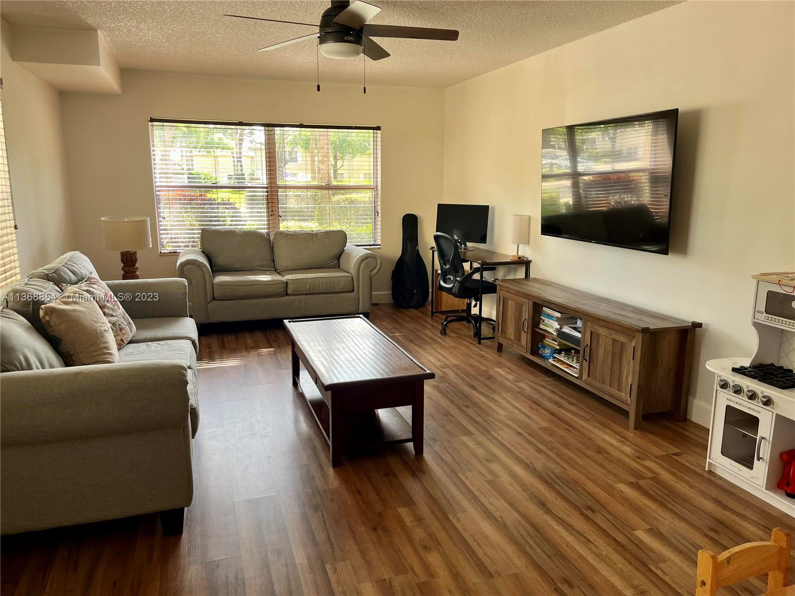 Large living room with plenty of space