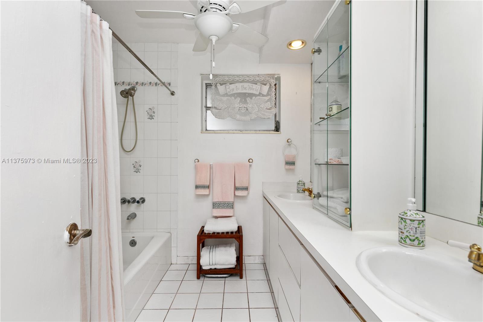 Guest bathroom.