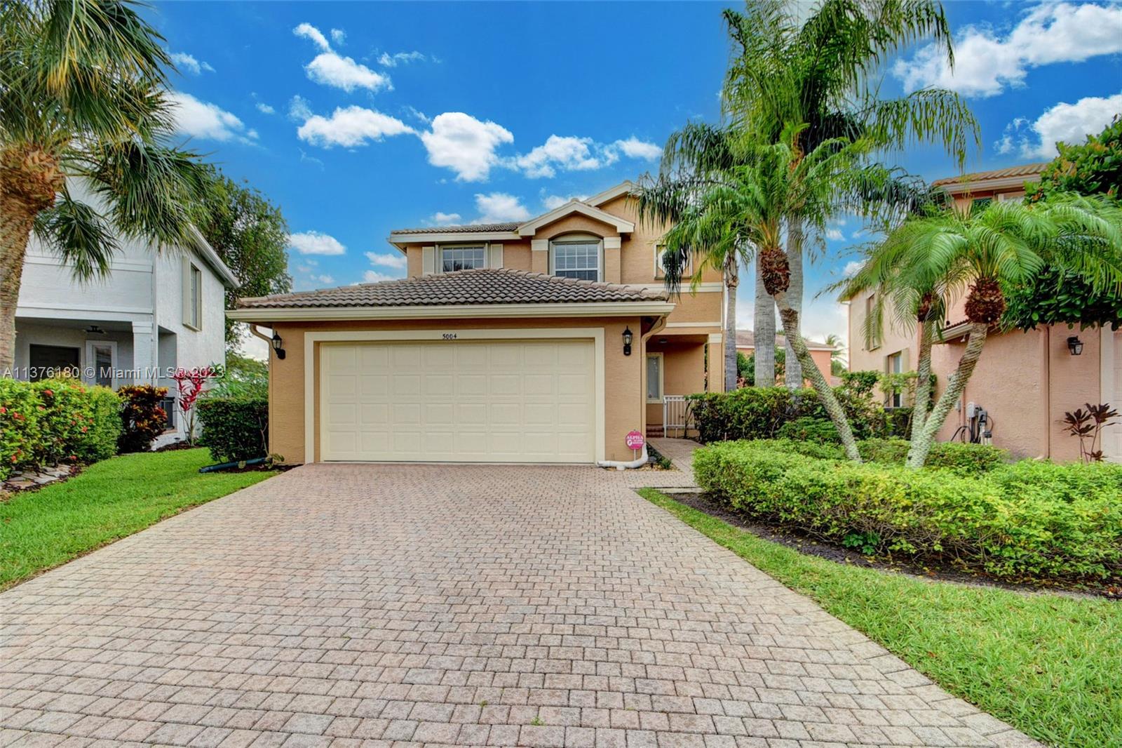 Large paved driveway in a cul-de-dac