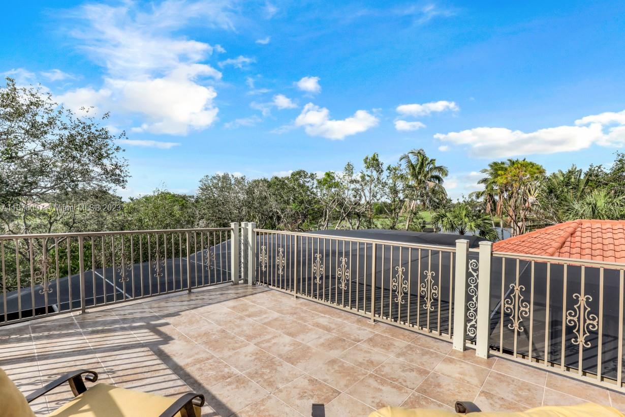 2nd Floor Deck overlooks golf links