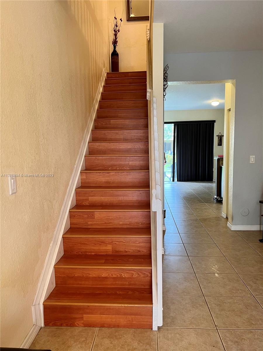 Wood laminate staircase
