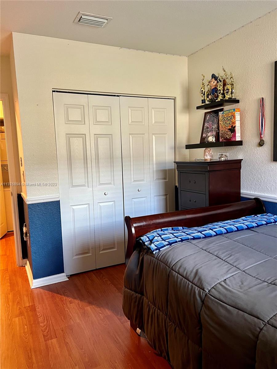 Large closet bedroom2
