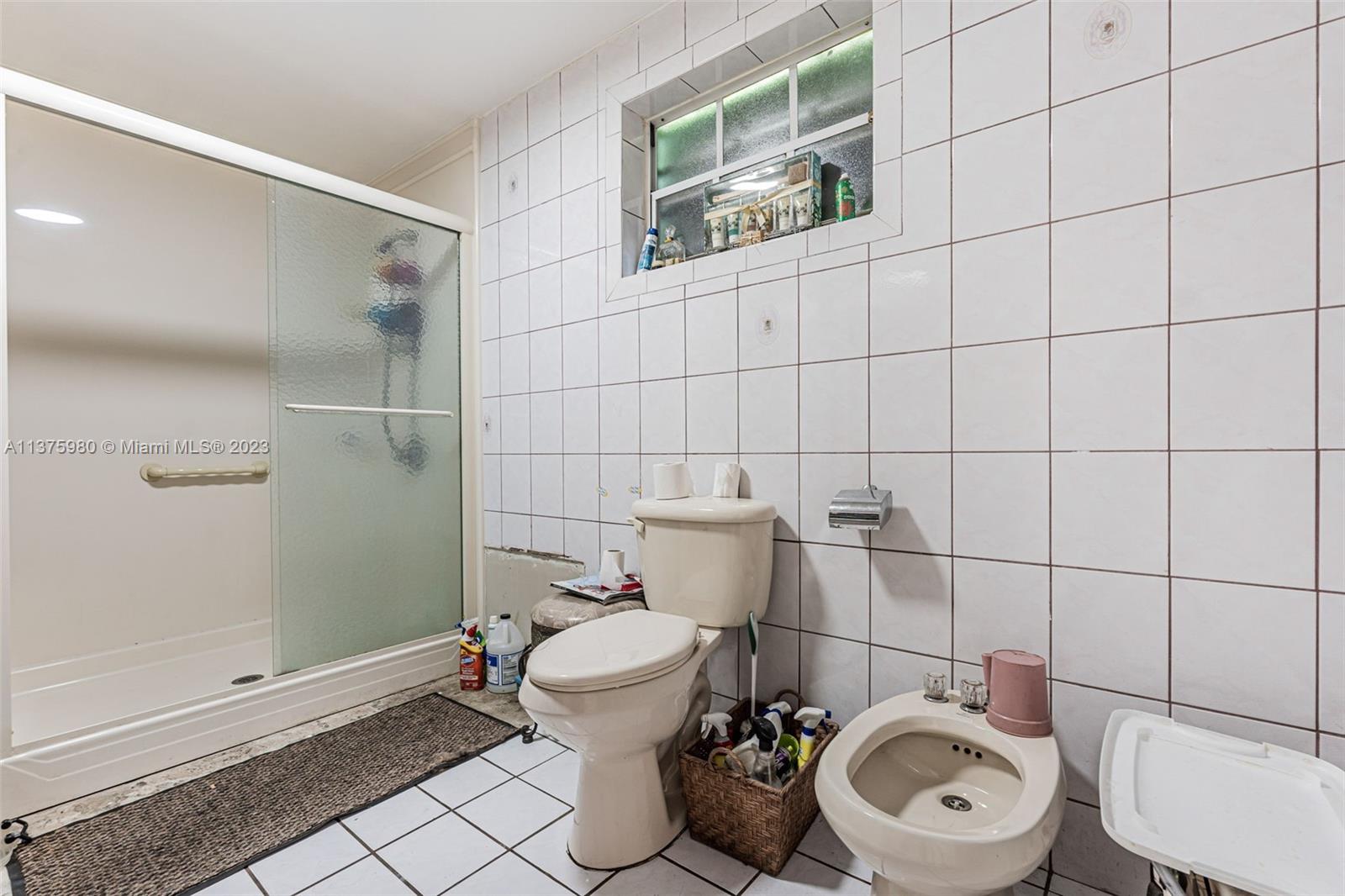 Large main bathroom