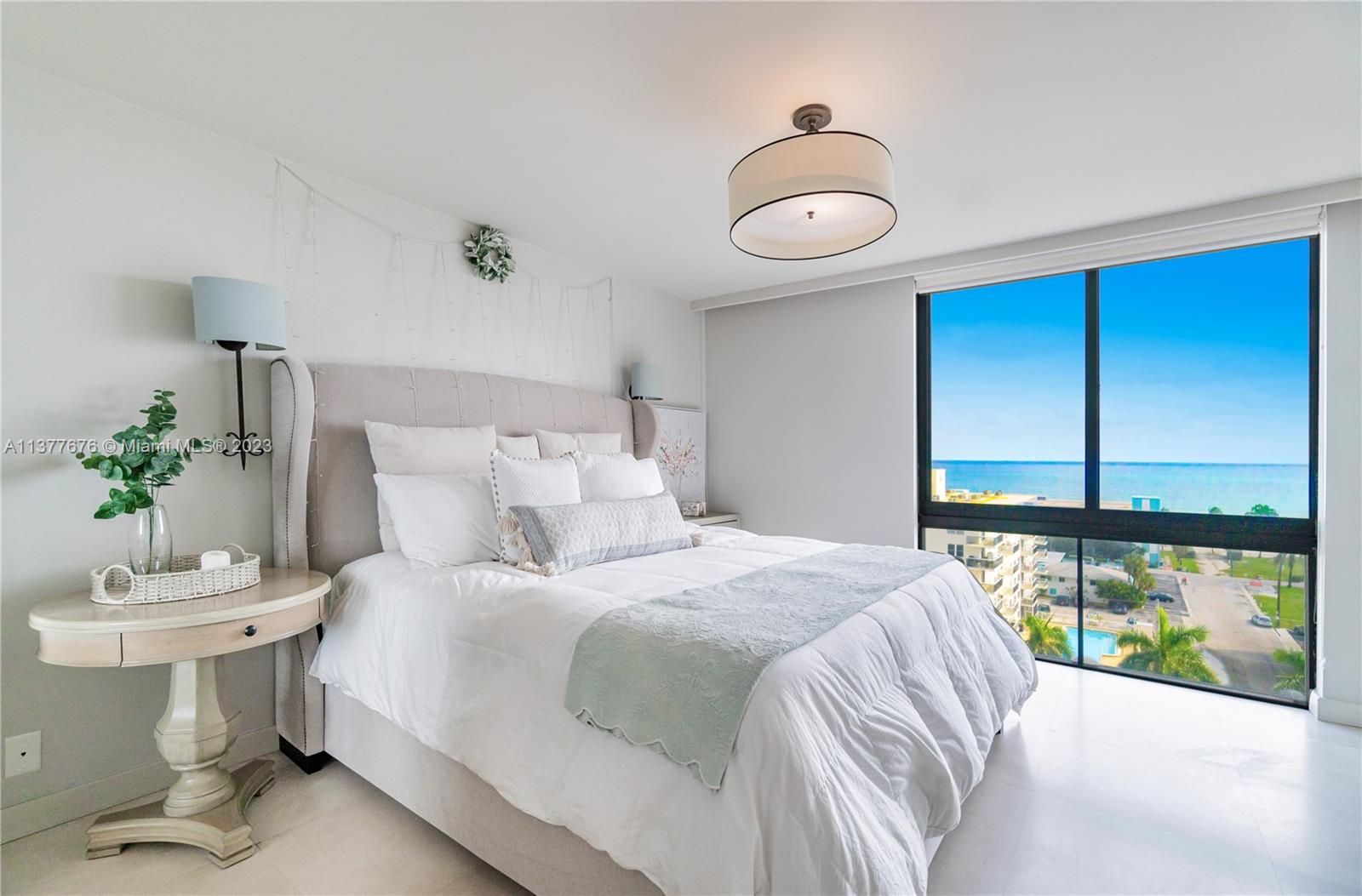 Spacious Main Bedroom, with amazing ocean view.