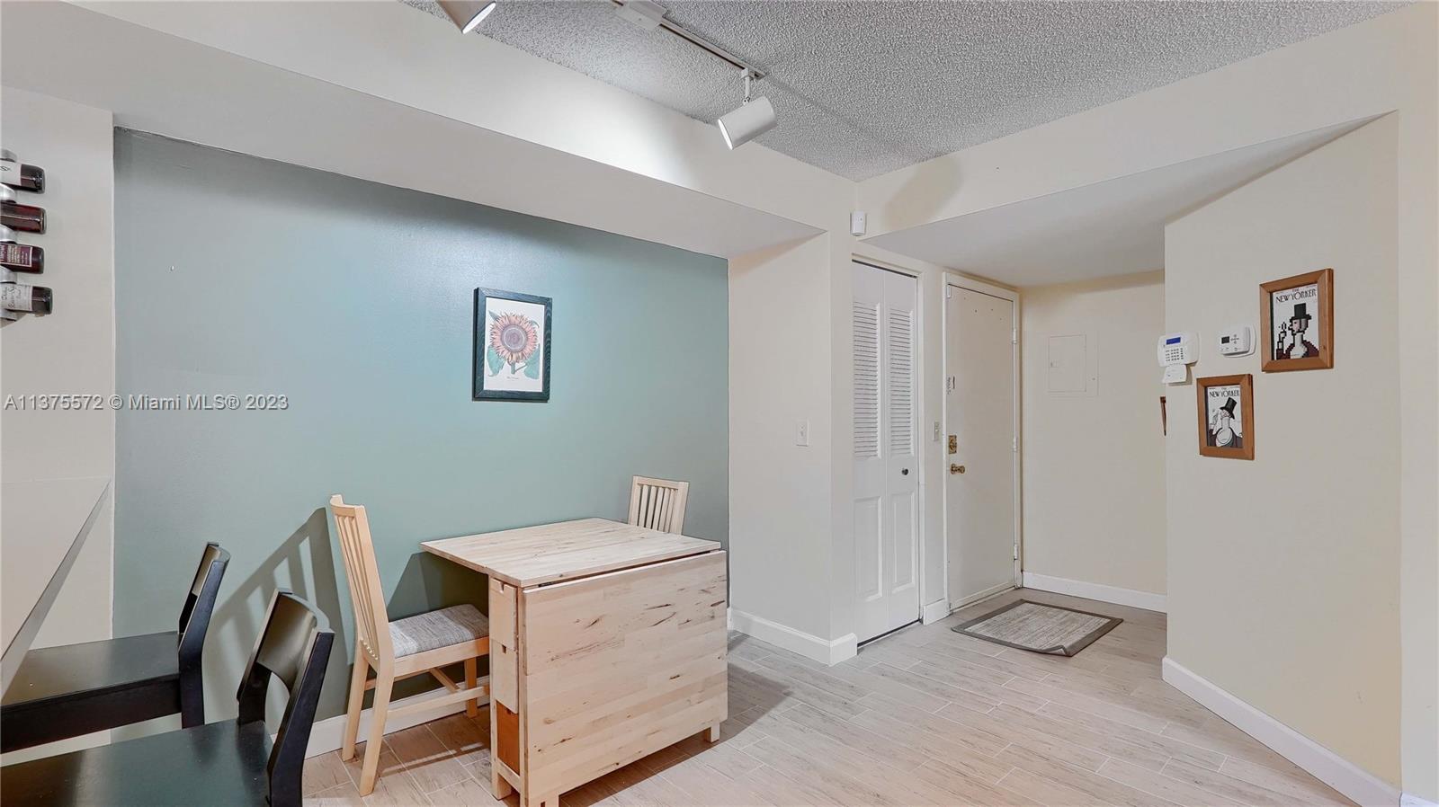 Dining area/foyer